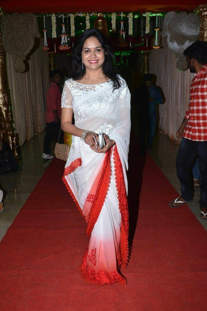 Glamorous Telugu Singer Sunitha In White Saree 7